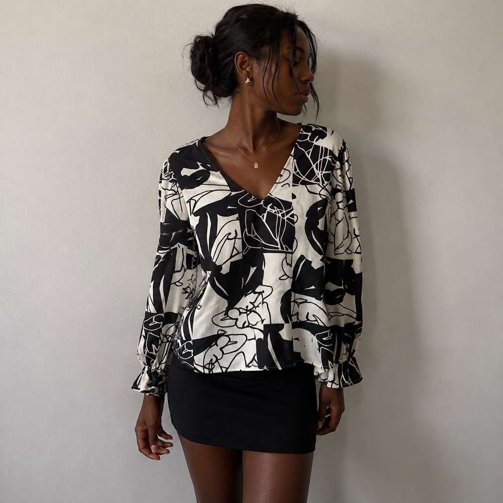 Crosby by Mollie Burch Black White Abstract V-Neck Blouse Medium Minimalist